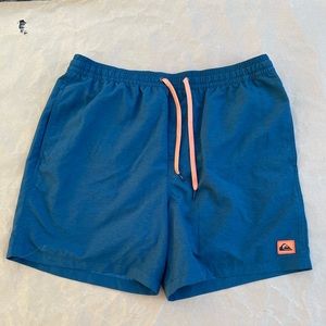 Men’s Quiksilver shorts with liner, Sz L
